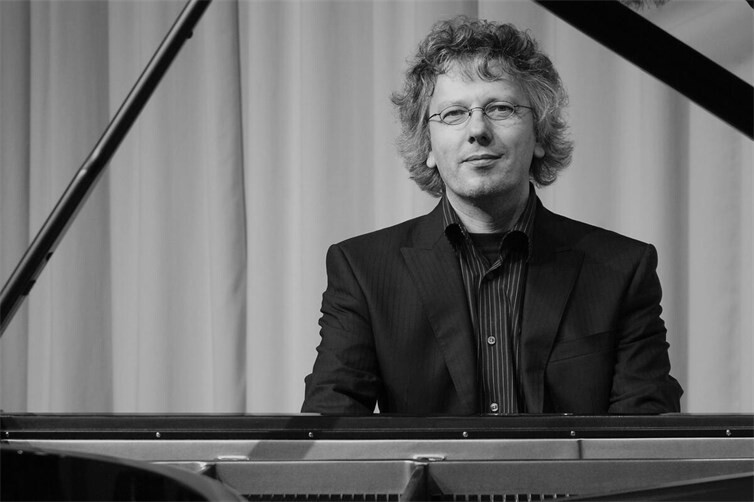 Der aus Mayen stammende Pianist Thomas Mombaur.