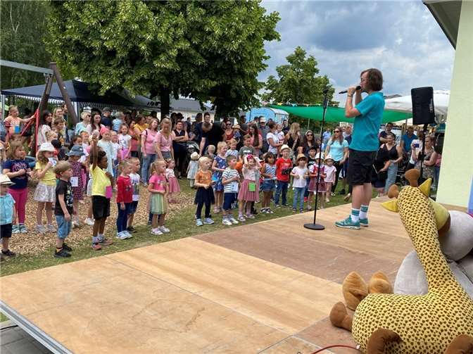 Der aus dem TV bekannte Kinderliedermacher und vor allem dem jüngeren Publikum bekannte „herrH“ sorgte bei allen Anwesenden für beste nterhaltung. Foto: Lukas Eckenberger