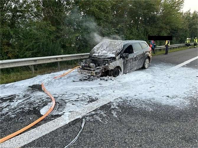 Der ausgebrannte PKW.  Foto: Verkehrsdirektion Koblenz