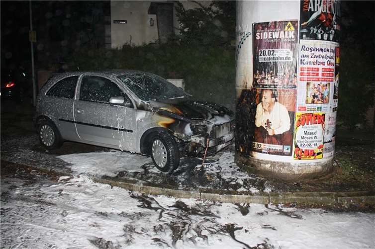 Der ausgebrannte PKW nach dem Ablöschen. Polizei
