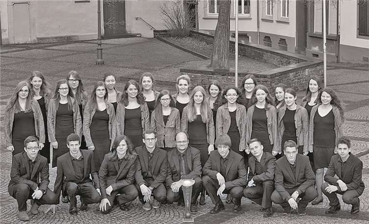 Der ausgelobte Förder- und Wanderpreis von Josef Schuh für die beste Interpretation eines deutschen Volksliedes wurde an den Jugendkammerchor der Singschule an der Liebfrauenkirche verliehen.  Privat