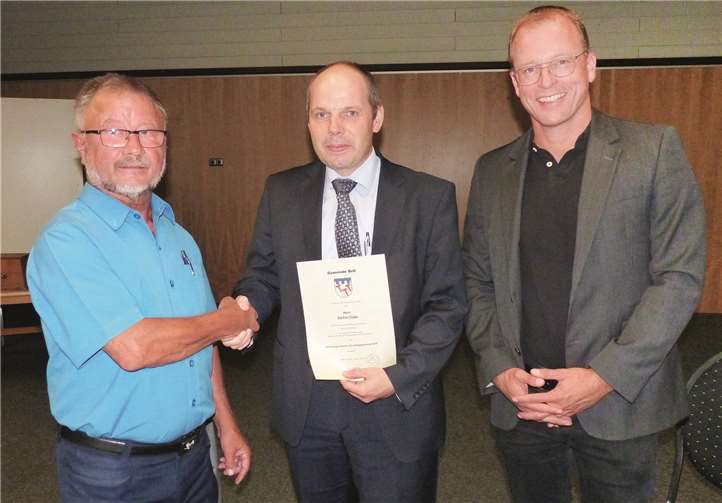 Der ausgeschiedene Ortsbürgermeister Bernd Merkler (l.) gratuliert seinem Nachfolger Stefan Zepp.