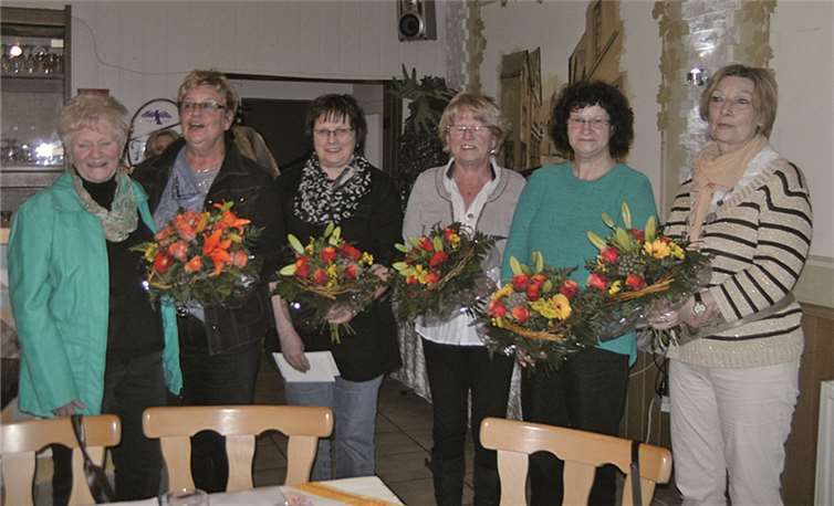 Der ausgeschiedene Vorstand des DHB Bendorf erhielt einen Blumenstrauß.privat