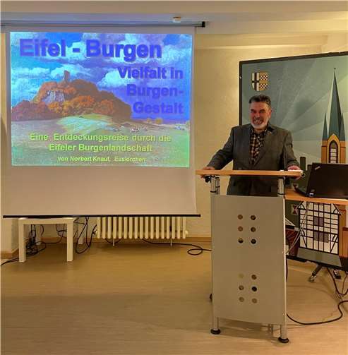 Der ausgewiesene Eifelkenner Norbert Knauf nahm das Publikum auf eine spannende Reise mit.  Foto: privat