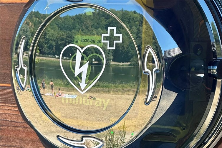 Der automatisierte externe Defibrillator (AED) ist am Sanitärgebäude des Waldsees – unweit der Liegewiese – angebracht.