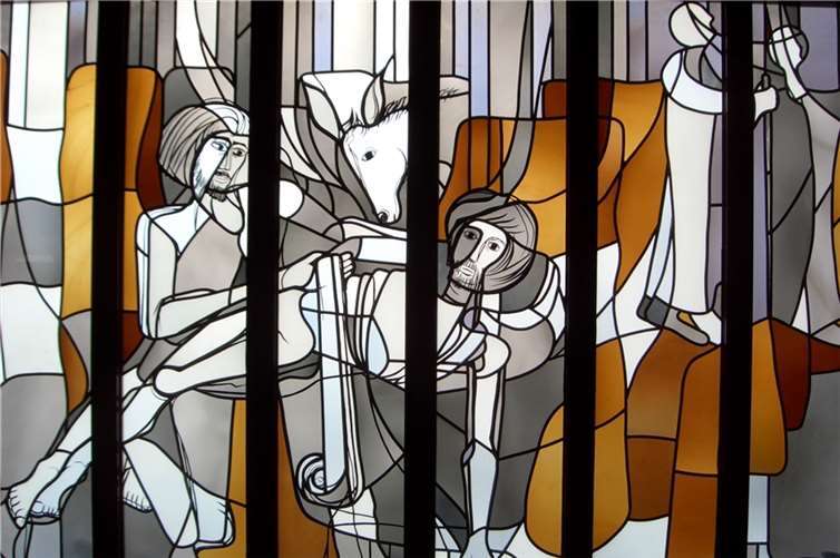 Der barmherzige Samariter – Kirchenfenster in der Christuskirche Plaidt. Foto: Ev. Kirchengemeinde Plaidt