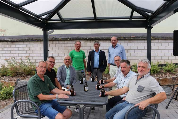 Der barrierefrei gestaltete Dorfplatz in Franken wurde gleich zum Austausch genutzt.