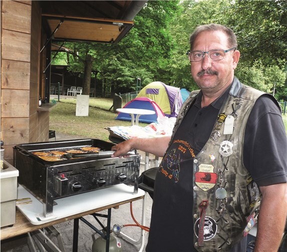 Der begnadete Edelstahlbauer Norbert Klein aus Bottrop hatteauch in diesem Jahr wieder die Lebensmittel für das Grillfest „vermittelt“.