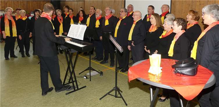 Der bekannte Chor Gospel Traces (Düngenheim) erfreute während der Veranstaltung mit schönem Gesang. Fotos: TE