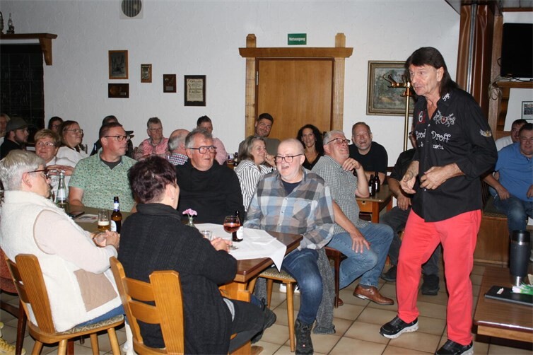 Der bekannte Koblenzer Comedian Rainer Zufall erfreute bei der Lieger Comedy-Night im Gasthaus Schnorbach mit einem wahren Feuerwerk amüsanter Gags.