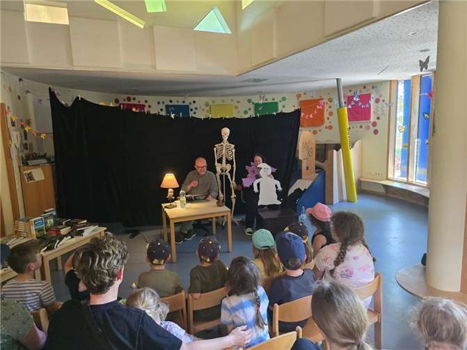 Der bekannte Krimi-Autor Ralf Kramp stattete der Kita einen Besuch ab.  Foto: privat