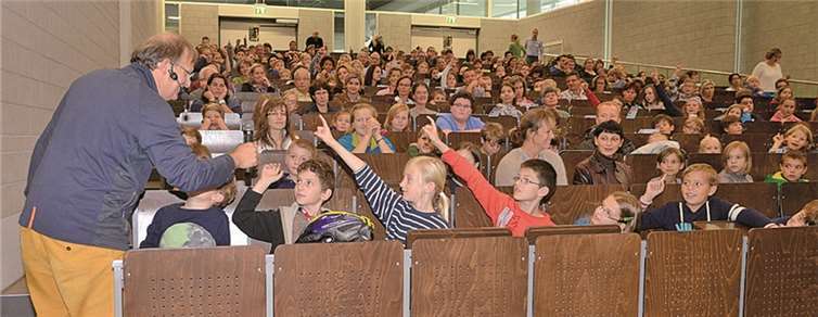 Der bekannte Mediziner Prof. Dr. Dietrich Grönemeyer nahm den wissenschaftlichen Nachwuchs mit zu einer Tour durch den menschlichen Körper.privat
