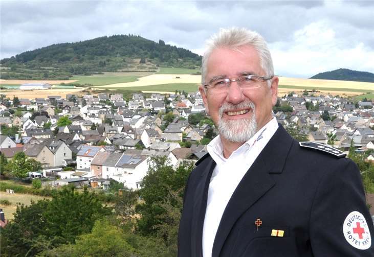Der beliebte Ettringer Allround-Rot-Kreuzler, Heinz Werner Kleine-Natrop, erhielt eine große Anerkennung.Foto: BS