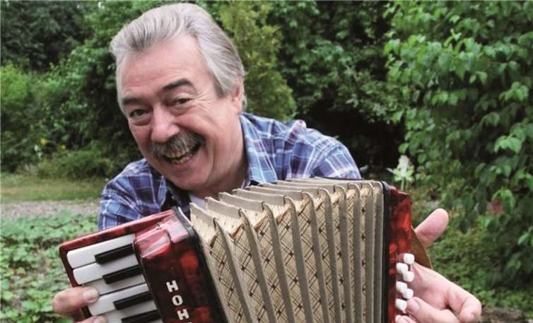 Der beliebte Kabarettist und Musiker Philipp Simon Goletz wird mit seinem Akkordeon aufspielen.privat