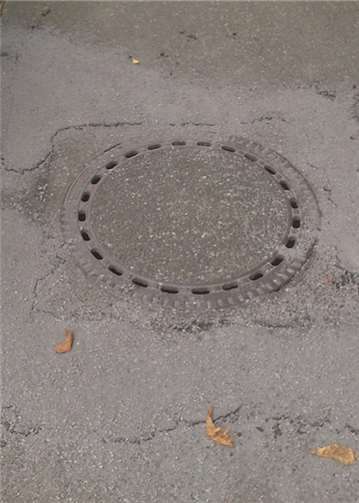Der bemerkenswerte Kanaldeckel befindet sich in Höhe des Hauses Aachener Straße 61.  Privat