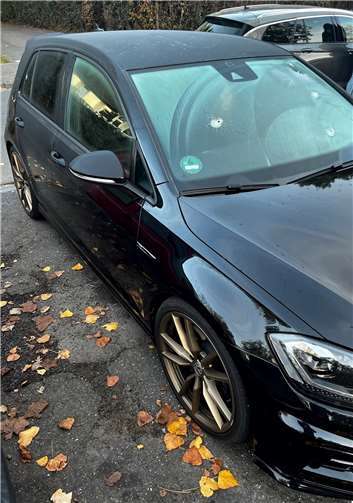 Der beschädigte Golf. Quelle: Polizei Bonn