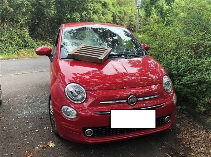 Der beschädigte PKW bei der Jugendherberge in Mayen. Foto: Polizeidirektion Mayen