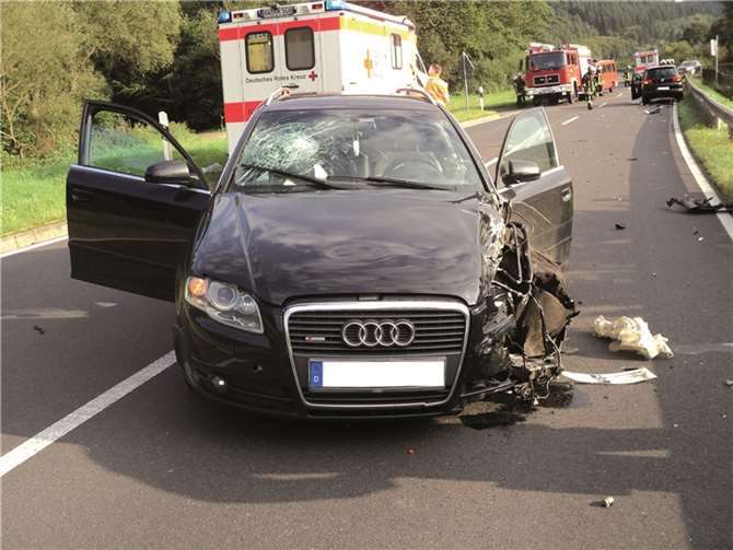 Der beschädigte Unfallwagen. PI Andernach