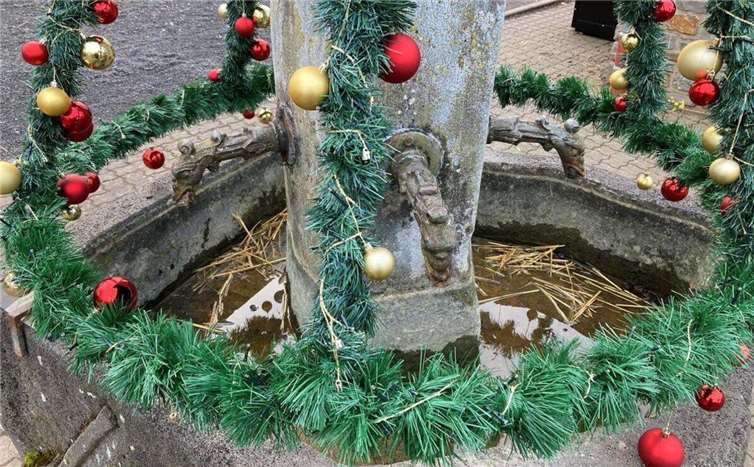 Der beschädigte Weihnachtsbrunnen. Foto: privat
