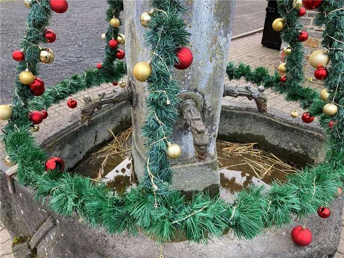 Der beschädigte Weihnachtsbrunnen.Foto: privat