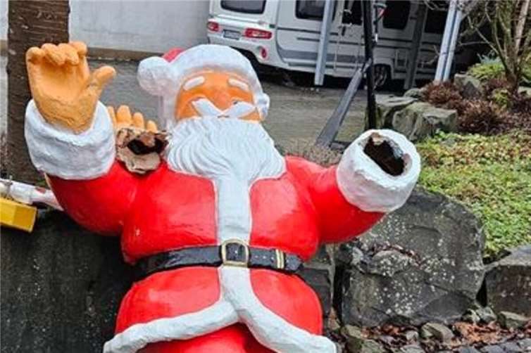 Der beschädigte Weihnachtsmann aus Niederfischbach. Fotos: Polizeiinspektion Betzdorf