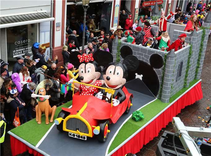 Der beste Komiteewagen war der des Kinderprinzenpaares.