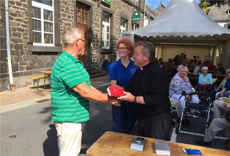 Der beste Schätzer nahm seinen wohlverdienten Preis entgegen. privat