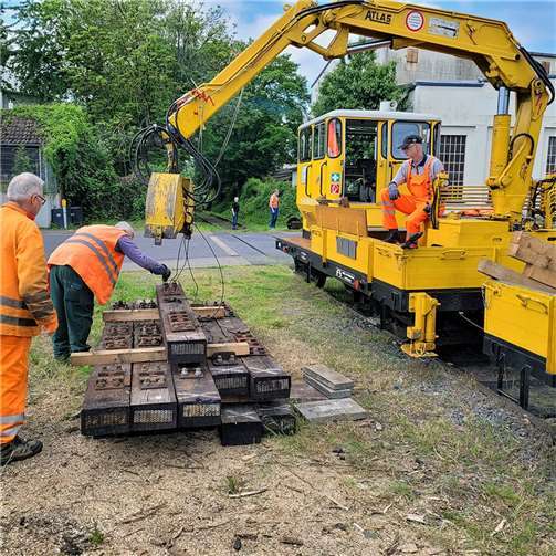 Der bestehende Kran wurde erfolgreich vom TüV abgenommen und die Arbeiten an einer Weiche in Grenzau begonnen, wo 30 Schwellen zu tauschen sind, damit die Betriebsgenehmigung für den Personenverkehr beantragt werden kann.  Foto: privat