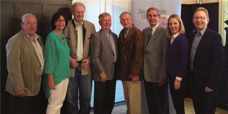 Der bewährte Vorstand (v.l.): Helmut Oehl, Gisela Stahl, Hermann Ilaender, Wolfgang Löhrke, Dr. Wolfram Oehl, Werner Klein, Ellen Demuth MdL, Erwin Rüddel MdB. privat