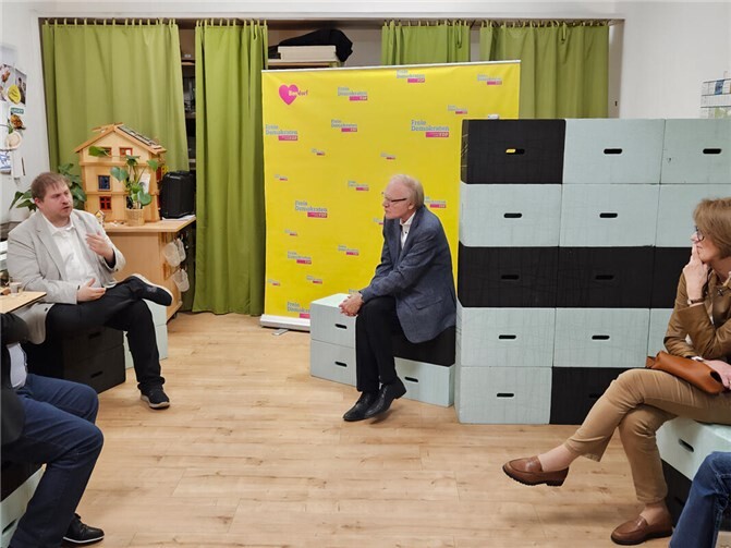 Der bildungspolitische Sprecher der FDP-Landtagsfraktion Rheinland-Pfalz, Stefan Thoma (links) im Gespräch mit Bürgern und Bildungsverantwortlichen.  Foto: Jan Wambach