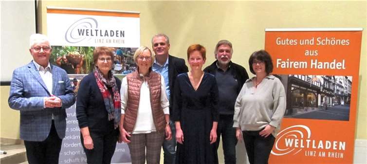 Der bis 2023 neu gewählte und um zwei Mitglieder erweiterte Vorstand des Vereins Eine-Welt Linz e.V. v.li.: Vorsitzender Hans-Joachim Schmitz, die Beisitzerinnen Gisela Bach und Jutta Demuth, die stellv. Vorsitzenden Andreas Mönig und Annette Förster, Beisitzer Peter Gillrath, Schatzmeisterin Jutta Dietrich. Nicht auf dem Foto Schriftführerin Luzia Kröll.Foto: privat