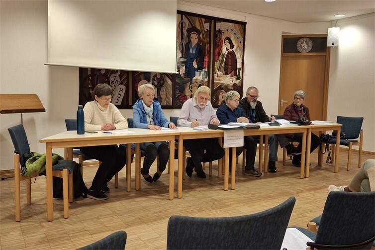 Der bis 2027 gewählte Vorstand des Vereins Eine-Welt Linz e..V. Von links: Annette Förster, Britta Tokarz, A.-Peter Gillrath, Luzia Kröll, Andreas Mönig, Gisela Bach.