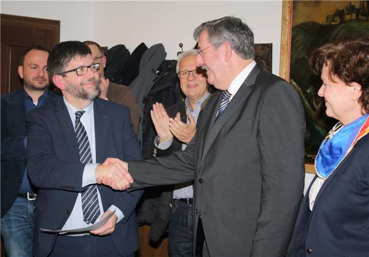 Der bis dato amtierende Stadtbürgermeister Wolfgang Lambertz gratulierte seinem Nachfolger herzlich zu seinem Amt als neuer Stadtchef.