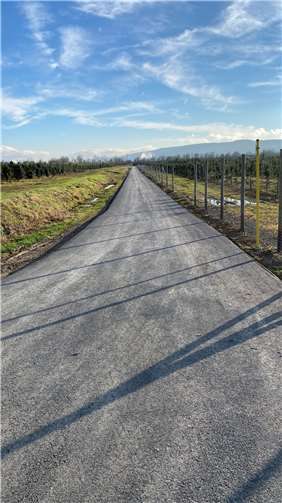 Der bis dato unbefestigte Wirtschaftsweg, der hinter dem Sportplatz Kripp in Richtung Sinzig verläuft wurde kürzlich bituminös befestigt.Fotos: privat