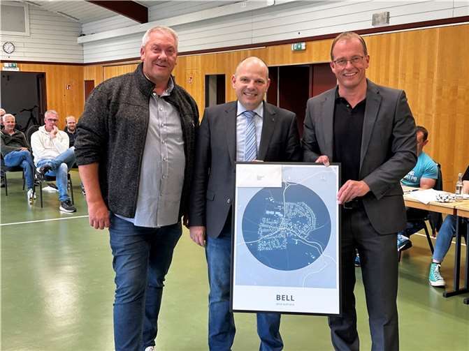 Der bisherige 1. Beigeordnete der Ortsgemeinde Bell, Udo Krayer (links), ernannte Stefan Zepp (Mitte) zum Ortsbürgermeister. Jörg Lempertz, Bürgermeister VG Mendig, gratulierte mit einem besonderen Ortsplan von Bell.  Foto: Fabian Schneider/VG-Verwaltung Mendig