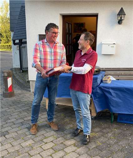 Der bisherige Backesmeister Clemens Weber (im Bild links) gibt den Vorsitz an Thomas Stenzel weiter.