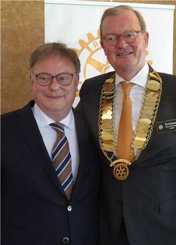 Der bisherige Clubpräsident, Klaus-Peter von der Eltz (links) und der neue, Georg Kovermann (rechts mit Amtskette).Foto: privat