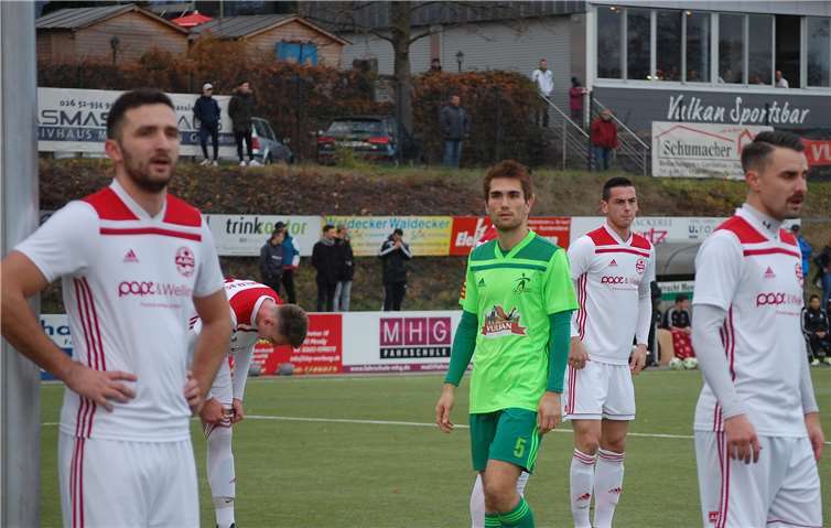 Der bisherige Co-Trainer Kodai Stalph (grünes Trikot) tritt in der Saison 2019/2020 die Nachfolge von Cornel Hirt als Trainer des Fußball-Rheinlandligisten SG Eintracht Mendig/Bell an.Fotos: SK