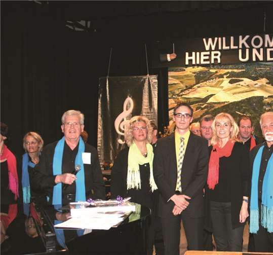 Der bisherige Dirigent des MGV Niederzissen und des Chores „Grenzenlos“, Chordirektor Kevin Breitbach (Bildmitte) wurde beim Frühlingssingen verabschiedet. WER