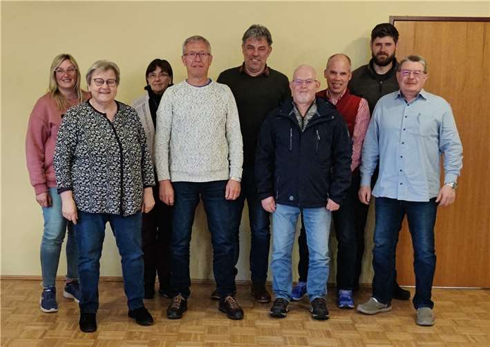 Der bisherige Gemeinderat sagt Danke: v.li. Nicole Kreyer, Christel Reuter, Maria Kittel, Rainer Schlich, Ortsbürgermeister Thomas Weber, Herbert Harst, Markus Füllmann, Christoph Harst und Thomas Thelen.  Quelle:OG Schalkenbach