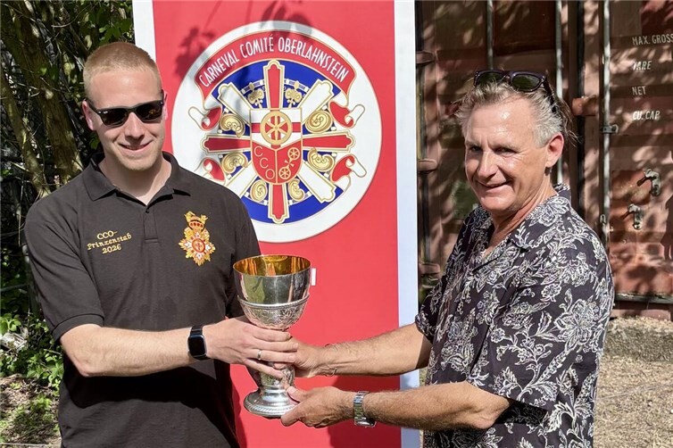 Der bisherige Mundschenk Alexander Gross reicht den traditionellen Pokal weiter an seinen Nachfolger Sascha Seitz. 