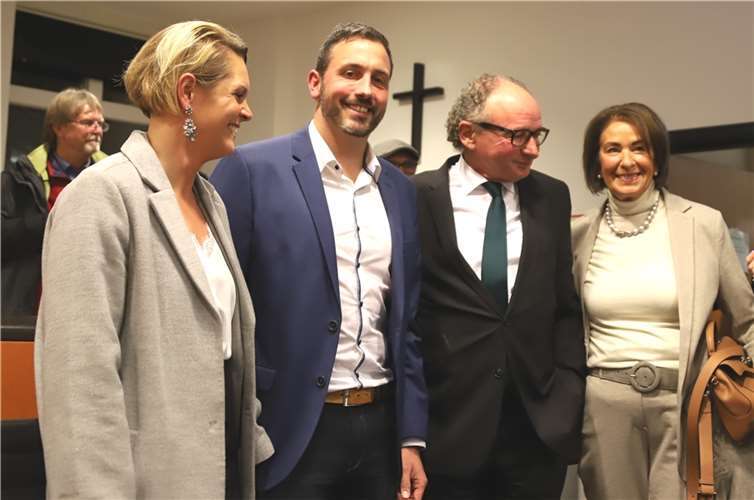 Der bisherige Oberbürgermeister Achim Hütten war einer der ersten Gratulanten.