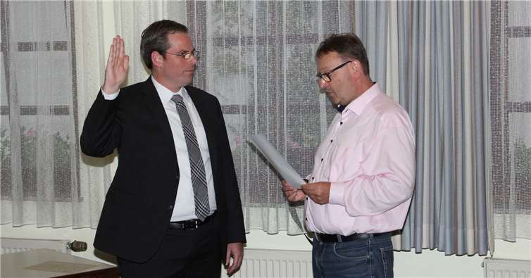 Dr. Frank Gondert löst Michael R. Schäfer ab Der bisherige Ortsbürgermeister Michael R. Schäfer (re.) bei der Vereidigung des neuen Ortsbürgermeisters Dr. Frank Gondert (li.).