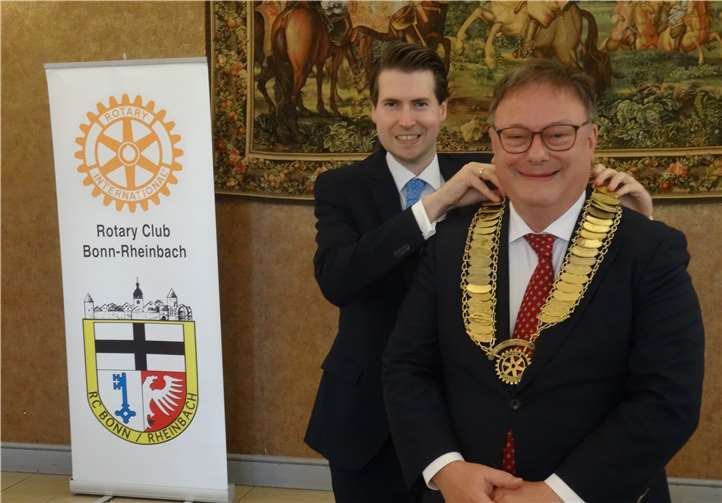 Der bisherige Präsident Michael Heider (li.) bei der Übergabe der Amtskette an Klaus-Peter von der Eltz. Foto: privat