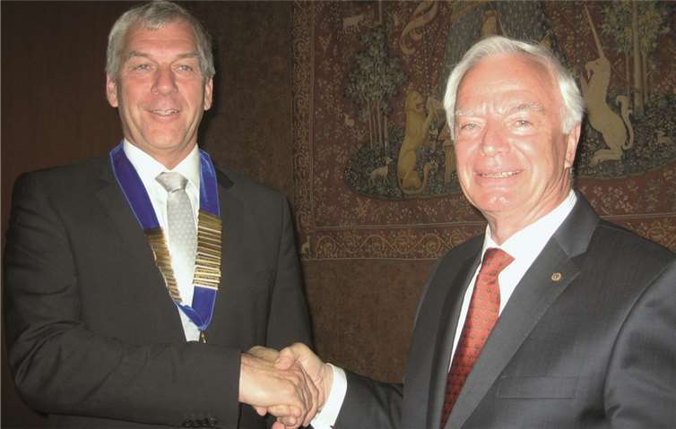Der bisherige Präsident im Lions Club Bonn-Rhenobacum, Joachim Krüger (r.), gratuliert nach der Übergabe der Amtskette seinem Nachfolger Reinhold Krumnack.Erhard Knauer