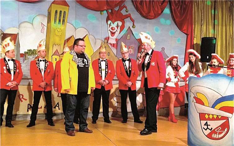 Der bisherige Sitzungspräsident Benjamin Brüser übergibt sein Amt an seinen Nachfolger Manuel Doll. HB