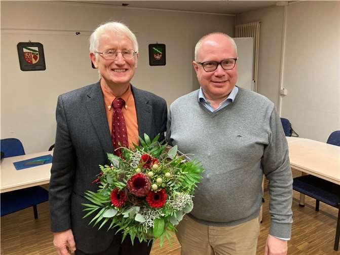 Der bisherige Vorsitzende Dr. Heinz Schmitz gratuliert seinem Nachfolger Markus Fischer (rechts) und wünscht ihm viel Erfolg.