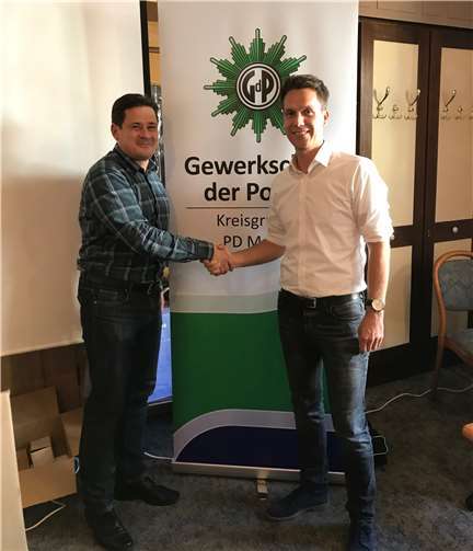 Amtsgeschäfte übergeben Der bisherige Vorsitzende Marco Christen (li.) gratuliert seinem Nachfolger Pascal Rowald.