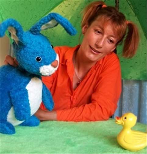 Der blaue Hase Fridolin macht Bekanntschaft mit Frau Quäkschnabel. Happy End Figurentheater