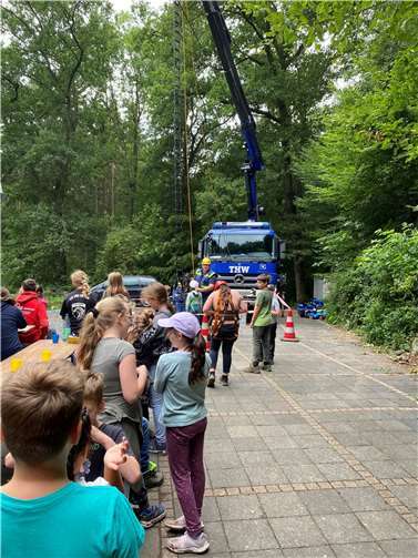 Der blaue LKW des THW brachte eine lange Hängeleiter mit.  Foto: AWO Bendorf